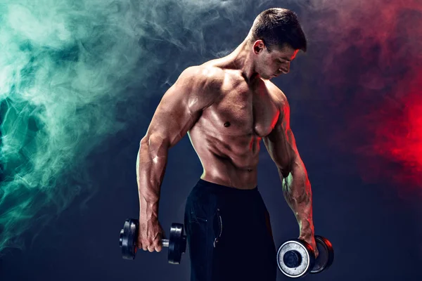 Konzentrierter muskulöser Mann beim Training mit der Hantel — Stockfoto