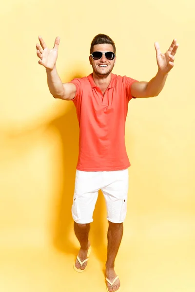 Glimlachende man in zonnebril intensivering naar camera — Stockfoto