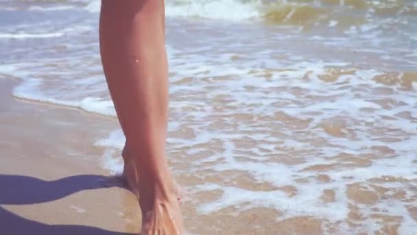 Pernas femininas na praia de areia e mar — Vídeo de Stock