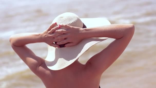 Mujer en vacaciones de verano con sombrero de paja y vestido de playa disfrutando de la vista al mar — Vídeos de Stock