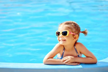 Sevimli kız havuzda