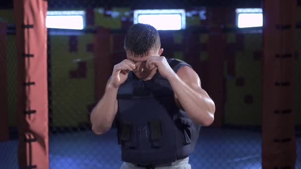 Deportes y personas, atleta joven entrenando en el gimnasio de boxeo — Vídeo de stock