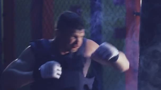 Sport és az emberek, fiatal férfi sportoló képzés boksz edzőterem — Stock videók
