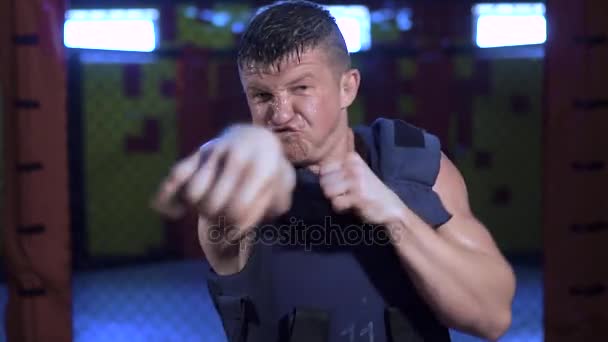 Deportes y personas, atleta joven entrenando en el gimnasio de boxeo — Vídeo de stock