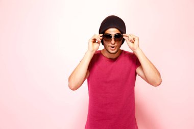 Yakışıklı şık adam kameraya bakarak güneş gözlüğü.