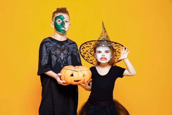 Děti v kostýmech Halloween s dýní — Stock fotografie