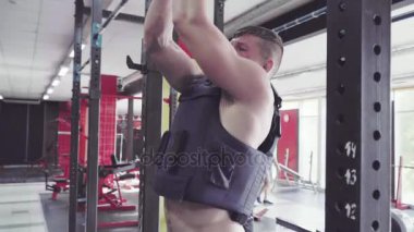 Çekme yapan bir genç erkek ups spor salonunda