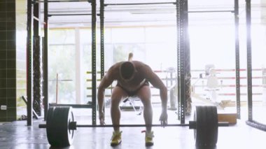 Gömleksiz adam spor salonunda Deadlift egzersiz yapmak. motivasyon.