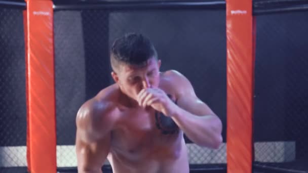 Esportes e pessoas, jovem atleta do sexo masculino treinamento em ginásio de boxe — Vídeo de Stock