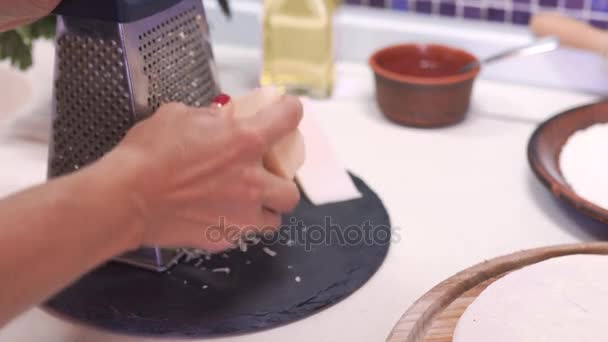 Κοντινό πλάνο γυναικεία χέρια τρίψιμο τυρί — Αρχείο Βίντεο