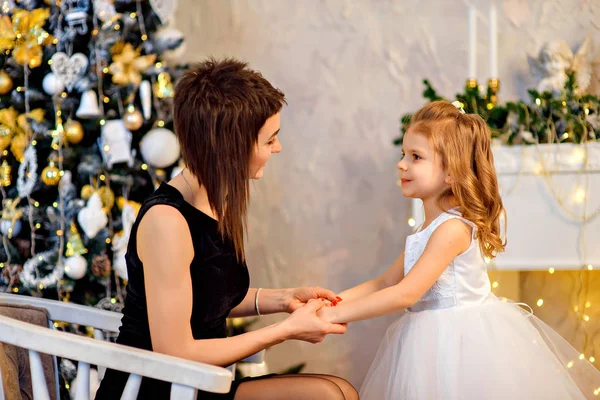 Wanita dengan anak perempuan di pohon Natal — Stok Foto