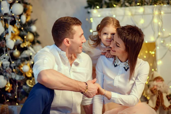 Famille à l'arbre de Noël — Photo