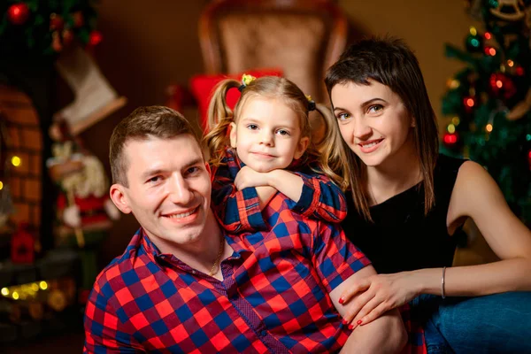 Famille dans la chambre décorée pour Noël — Photo