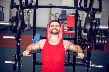 Göğüs kasları egzersizleri yapıyor güçlü atlet