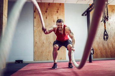 Savaş ip fonksiyonel eğitim Fitness erkeklerle