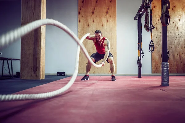 Hombres con cuerda de batalla en forma de entrenamiento funcional — Foto de Stock