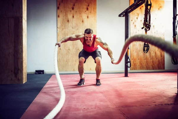 Hombres con cuerda de batalla en forma de entrenamiento funcional — Foto de Stock