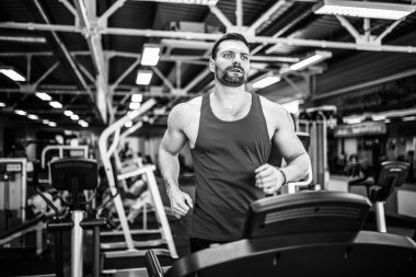 Kas koşu bandı üzerinde çalışan adam.