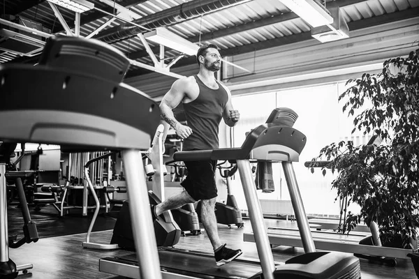 Hombre musculoso corriendo en la cinta . —  Fotos de Stock