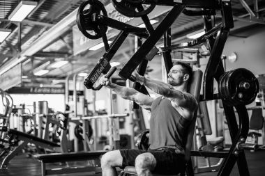 Göğüs kasları egzersizleri yapıyor güçlü atlet