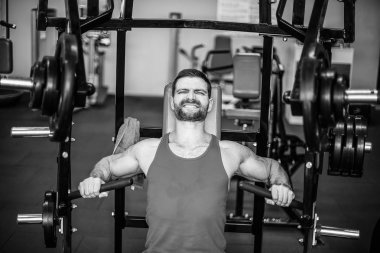 Göğüs kasları egzersizleri yapıyor güçlü atlet