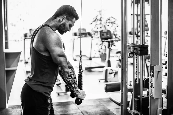 Guapo musculoso fitness culturista haciendo ejercicio de peso pesado para tríceps — Foto de Stock