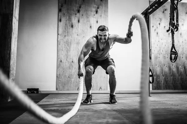 Kötelet a funkcionális edzés fitnesz férfi — Stock Fotó