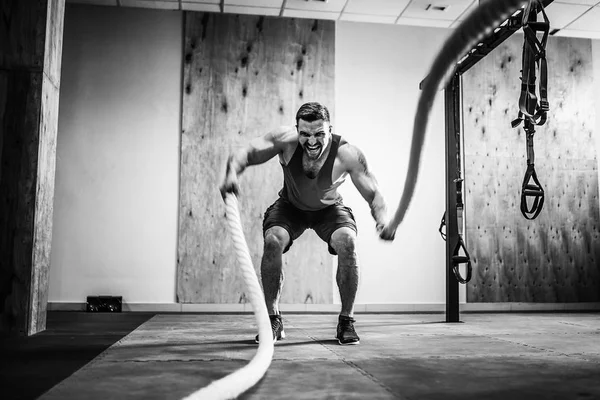 Hombres con cuerda en forma de entrenamiento funcional — Foto de Stock