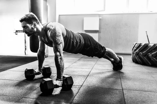 Izmos férfi csinál pushup súlyzó edzés — Stock Fotó