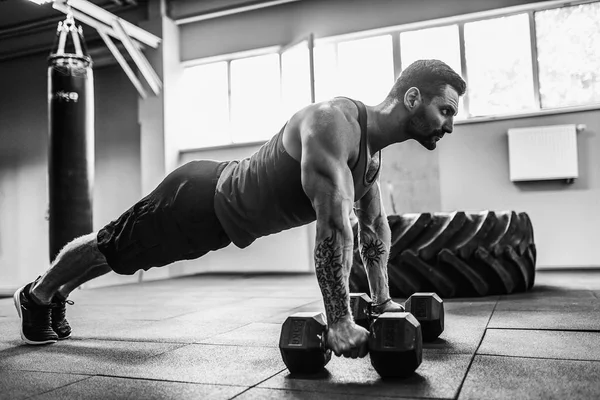 Kaslı adam pushup egzersiz halter ile yapmak