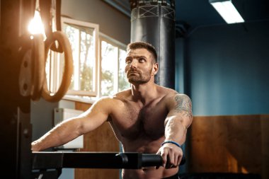 güçlü adam crossfit spor olarak çalışma için hazırlanıyor