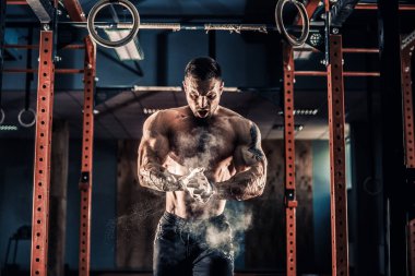 Genç atlet CrossFit eğitim pratik