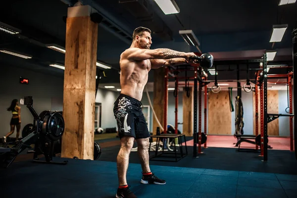 Fitness Kettlebells swing exercitador treino no ginásio — Fotografia de Stock