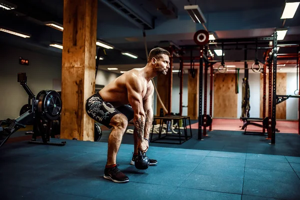 Γυμναστήριο Kettlebells swing άσκηση άνθρωπος προπόνηση στο γυμναστήριο — Φωτογραφία Αρχείου