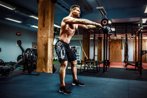 Fitness Kettlebells salıncak egzersiz adam egzersiz vasıl jimnastik salonu — Stok fotoğraf