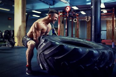 Gömleksiz adam saygısız ağır lastik