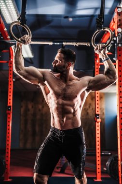 Genç atlet CrossFit eğitim pratik