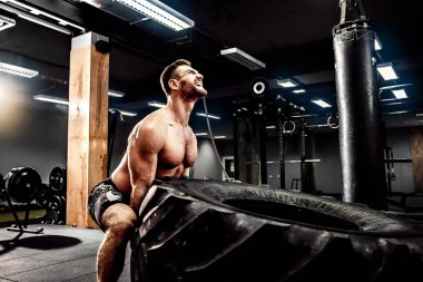 Gömleksiz adam saygısız ağır lastik