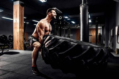 Gömleksiz adam saygısız ağır lastik