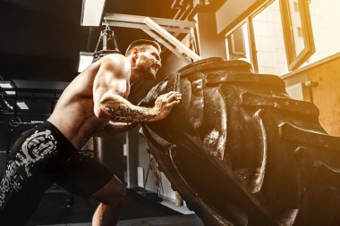 Gömleksiz adam saygısız ağır lastik