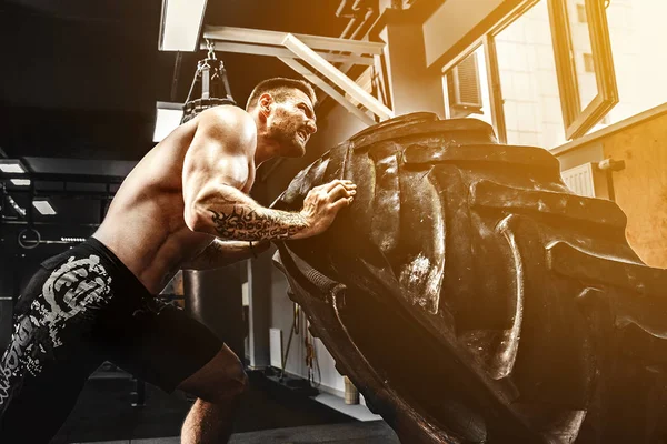 Gömleksiz adam saygısız ağır lastik