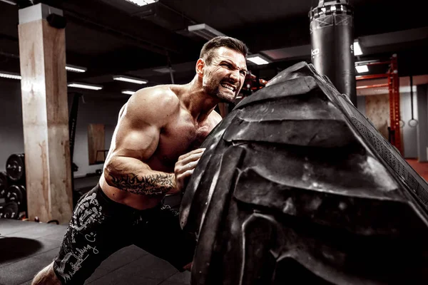 Gömleksiz adam saygısız ağır lastik