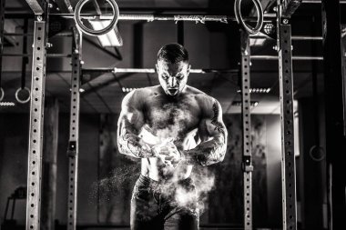 Genç atlet CrossFit eğitim pratik