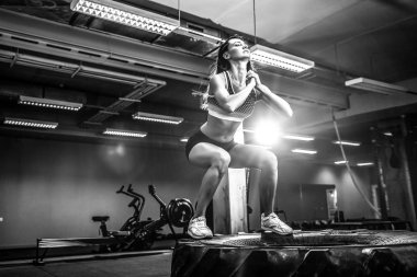Uygun genç kadın kutusunu crossfit stil Zıplama.