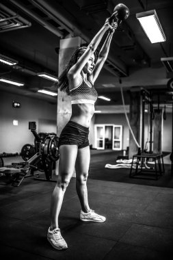 Bir su ısıtıcısı çan salıncak yapmak çekici kadın atlet