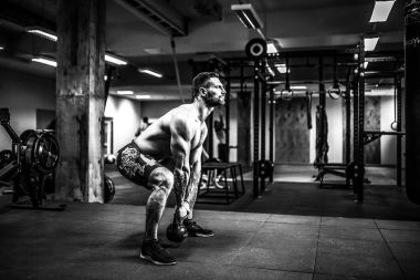 Fitness Kettlebells salıncak egzersiz adam egzersiz vasıl jimnastik salonu