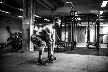 Fitness Kettlebells salıncak egzersiz adam egzersiz vasıl jimnastik salonu