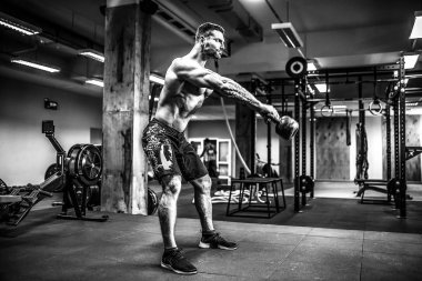 Fitness Kettlebells salıncak egzersiz adam egzersiz vasıl jimnastik salonu