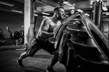 Gömleksiz adam saygısız ağır lastik