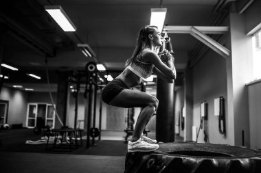Uygun genç kadın kutusunu crossfit stil Zıplama.